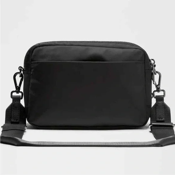 Lululemon Athletica Black Everywhere Crossbody Durable Modern bag purse gym 2L - Picture 2 of 3